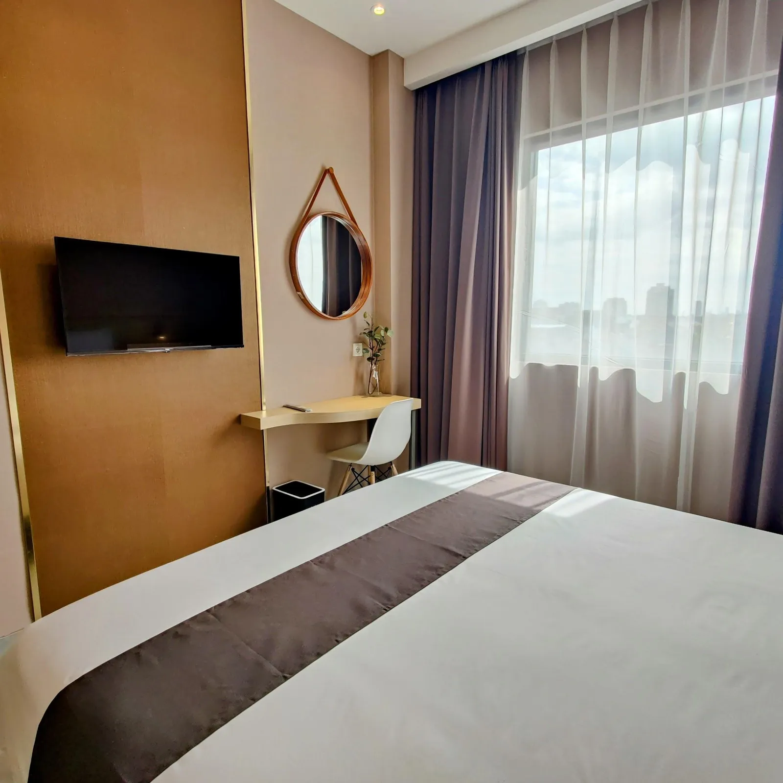 Superior Room - Desk & Window